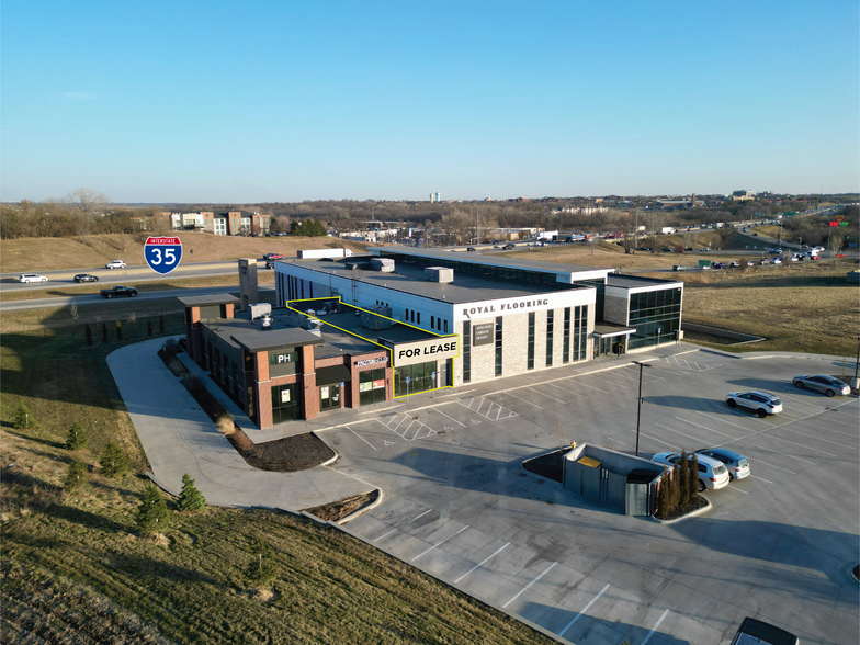 11801 Hickman Rd, Urbandale, IA for lease - Building Photo - Image 1 of 8