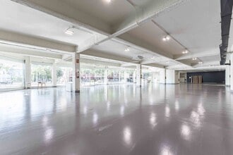 Retail in Barcelona, Barcelona for lease Interior Photo- Image 2 of 14