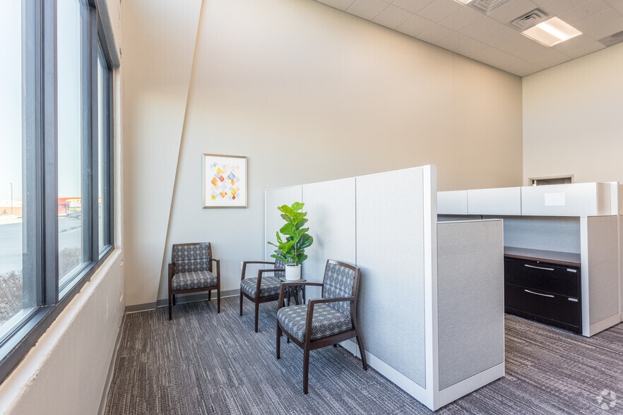 4701 NW Urbandale Dr, Urbandale, IA for lease - Interior Photo - Image 2 of 15