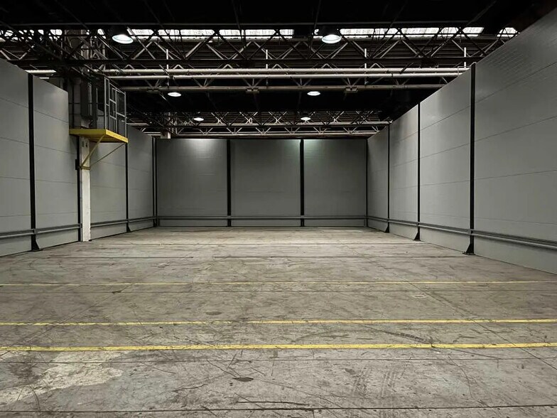 Flex in Montataire for lease - Interior Photo - Image 3 of 5