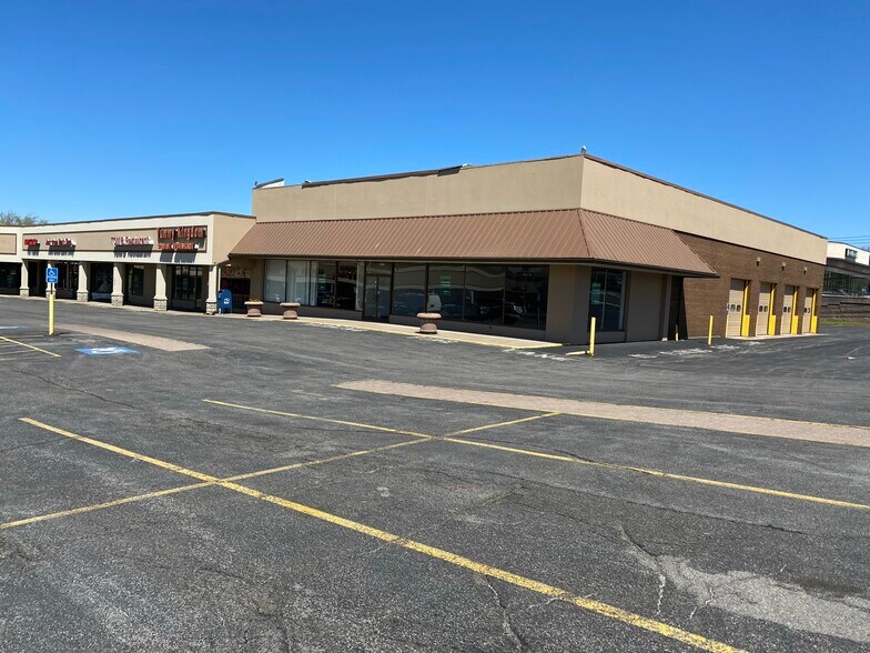720-744 E Ridge Rd, Rochester, NY for lease - Primary Photo - Image 1 of 5