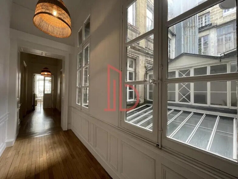 Office in Bordeaux for lease - Interior Photo - Image 2 of 5