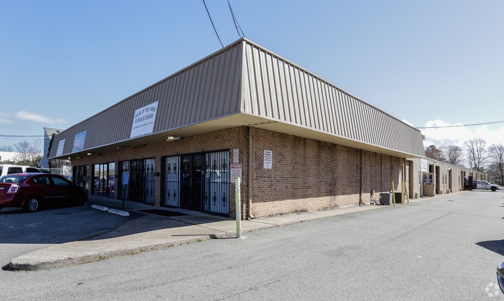 1645 W Pembroke Ave, Hampton, VA for lease - Building Photo - Image 2 of 8