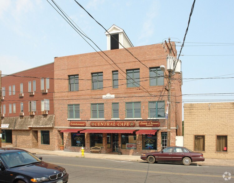 24 Whiting St, Plainville, CT 06062