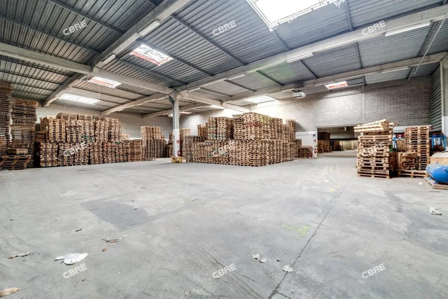 Flex in Antony for lease - Interior Photo - Image 2 of 5