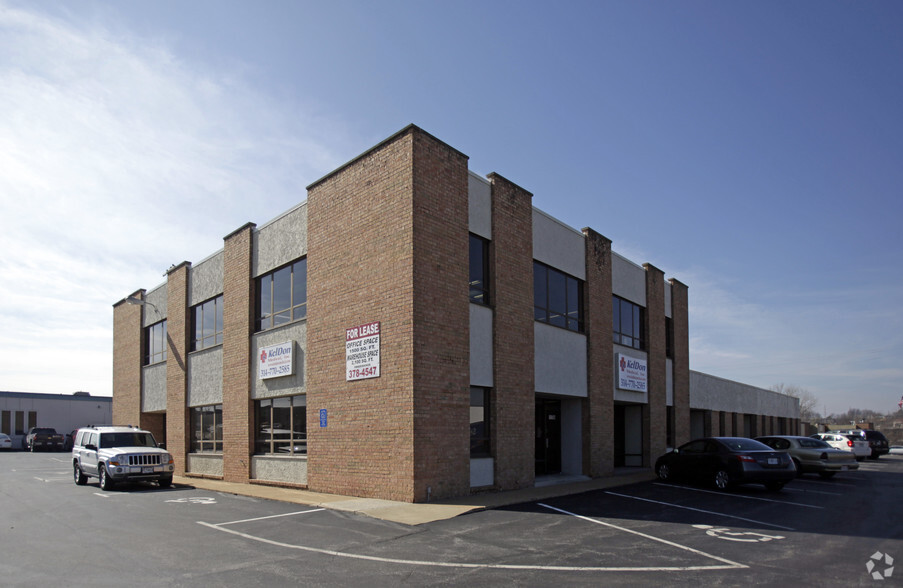 11704-11718 Lackland Industrial Dr, Saint Louis, MO for lease - Building Photo - Image 1 of 15