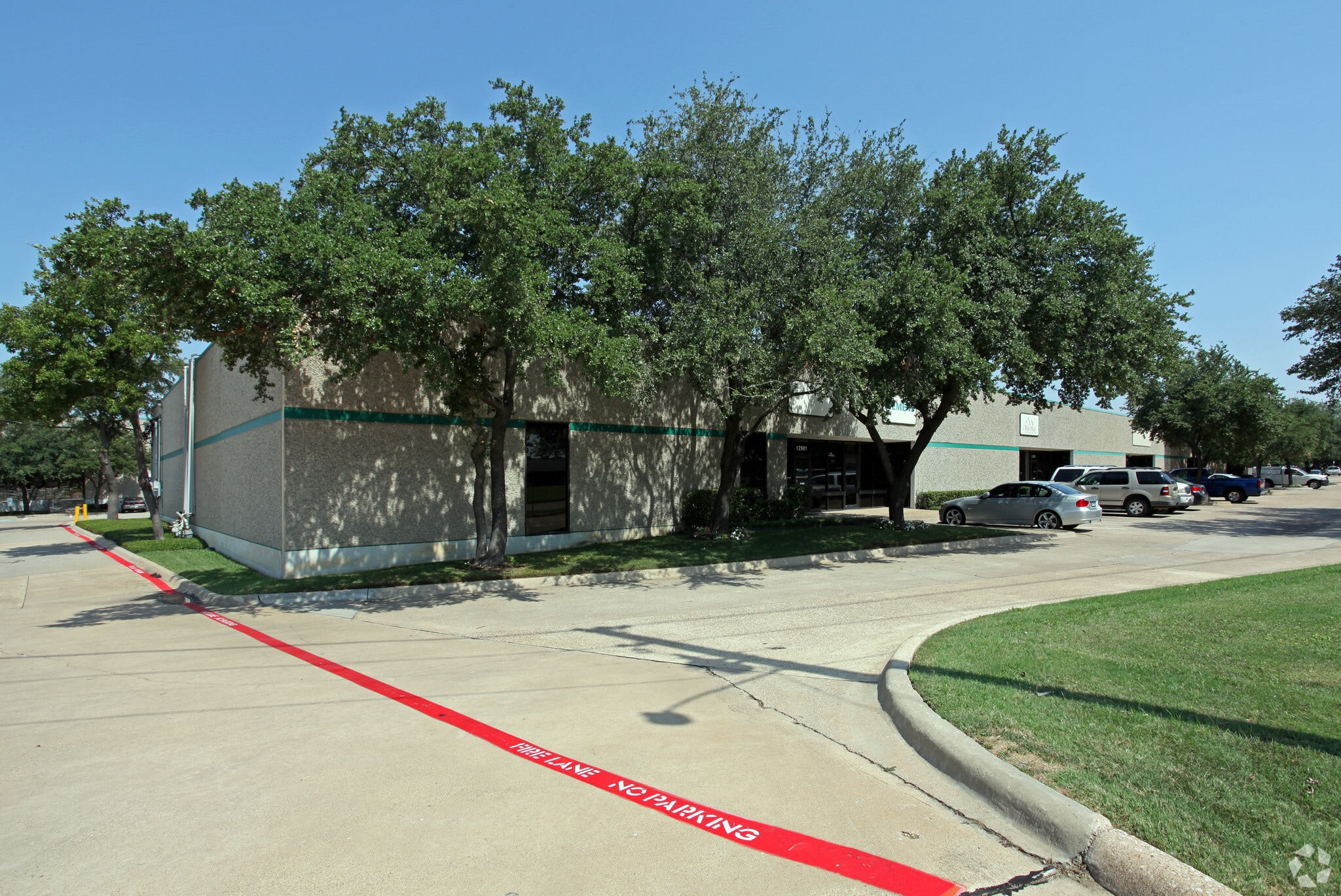 12901-12919 Valley Branch Ln, Farmers Branch, TX for lease Building Photo- Image 1 of 4