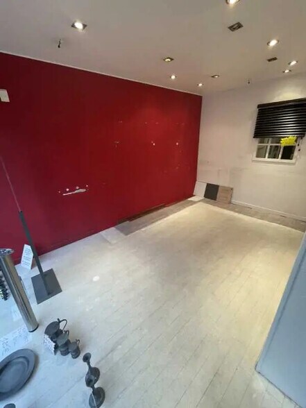 Retail in Rouen for sale - Interior Photo - Image 2 of 6