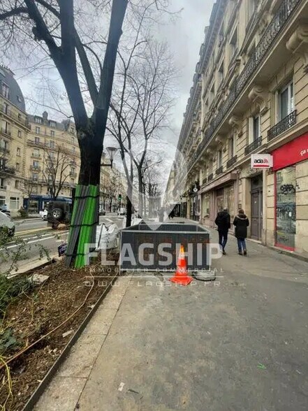 Retail in Paris for lease - Building Photo - Image 1 of 2
