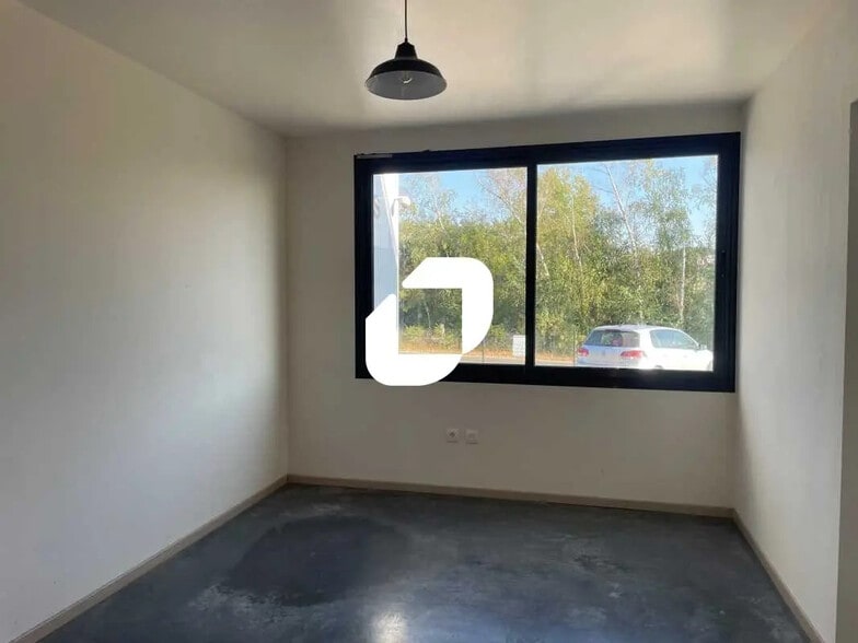 Flex in Yvrac for lease - Interior Photo - Image 3 of 3