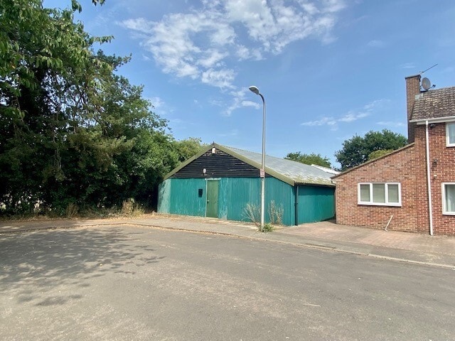 Battery End, Newbury for sale - Building Photo - Image 2 of 9