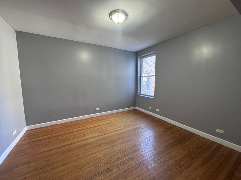 8226 S Drexel Ave, Chicago, IL for sale - Interior Photo - Image 3 of 5