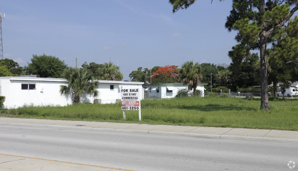 2108 Okeechobee Rd, Fort Pierce, FL for sale - Primary Photo - Image 1 of 4