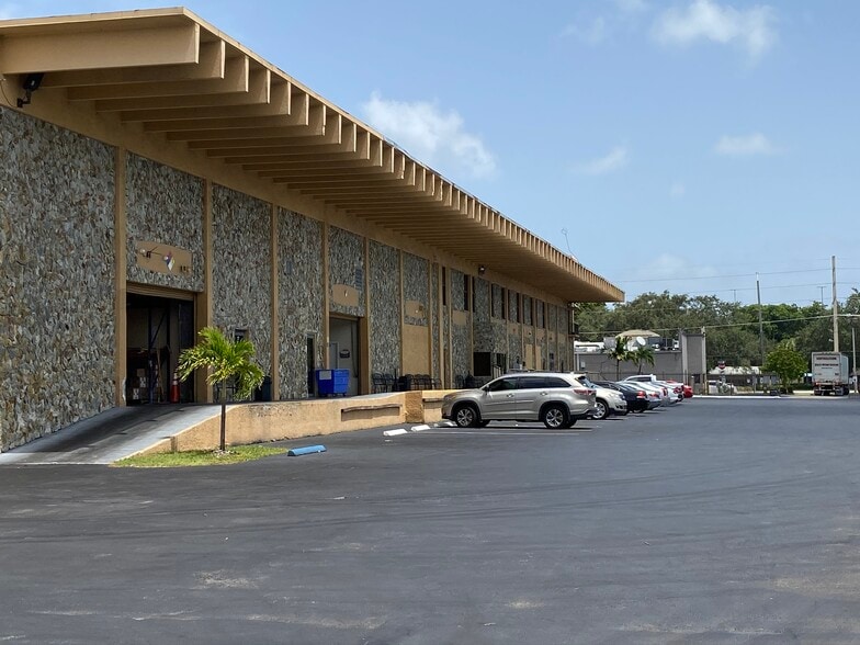 6245 N Powerline Rd, Fort Lauderdale, FL for lease - Building Photo - Image 3 of 15