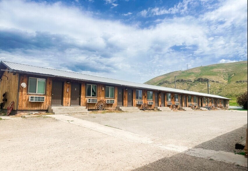 10763 US Highway 30, Cokeville, WY 83114 Hideout Motel