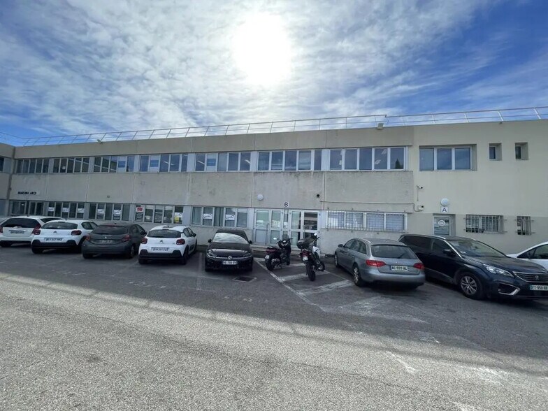 Office in Marseille for lease - Building Photo - Image 1 of 10