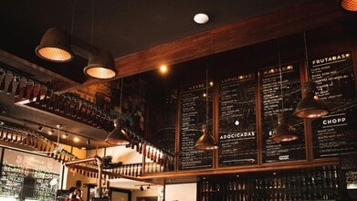 Retail in Barcelona, Barcelona for lease Interior Photo- Image 2 of 2