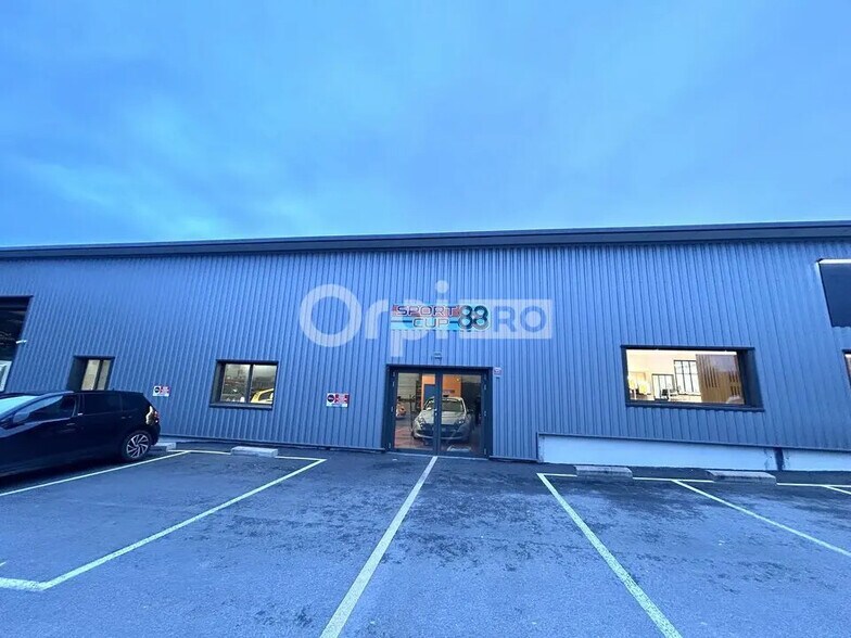 Retail in Isle for lease - Building Photo - Image 2 of 4
