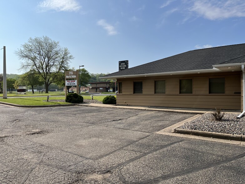 715 N Main St, River Falls, WI for lease - Building Photo - Image 2 of 21