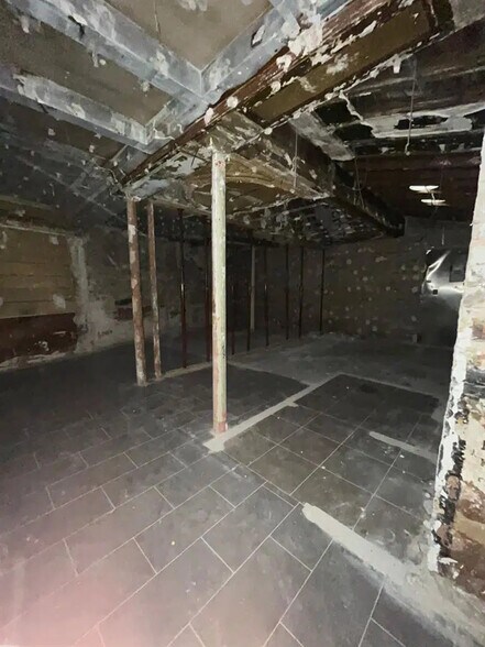 Retail in Paris for lease - Building Photo - Image 3 of 6