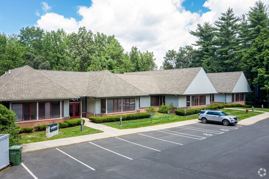 1 Darling Dr, Avon, CT 06001