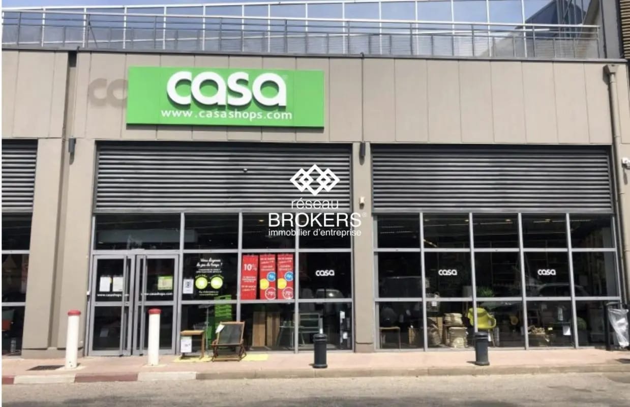 Retail in Marseille for lease Building Photo- Image 1 of 4