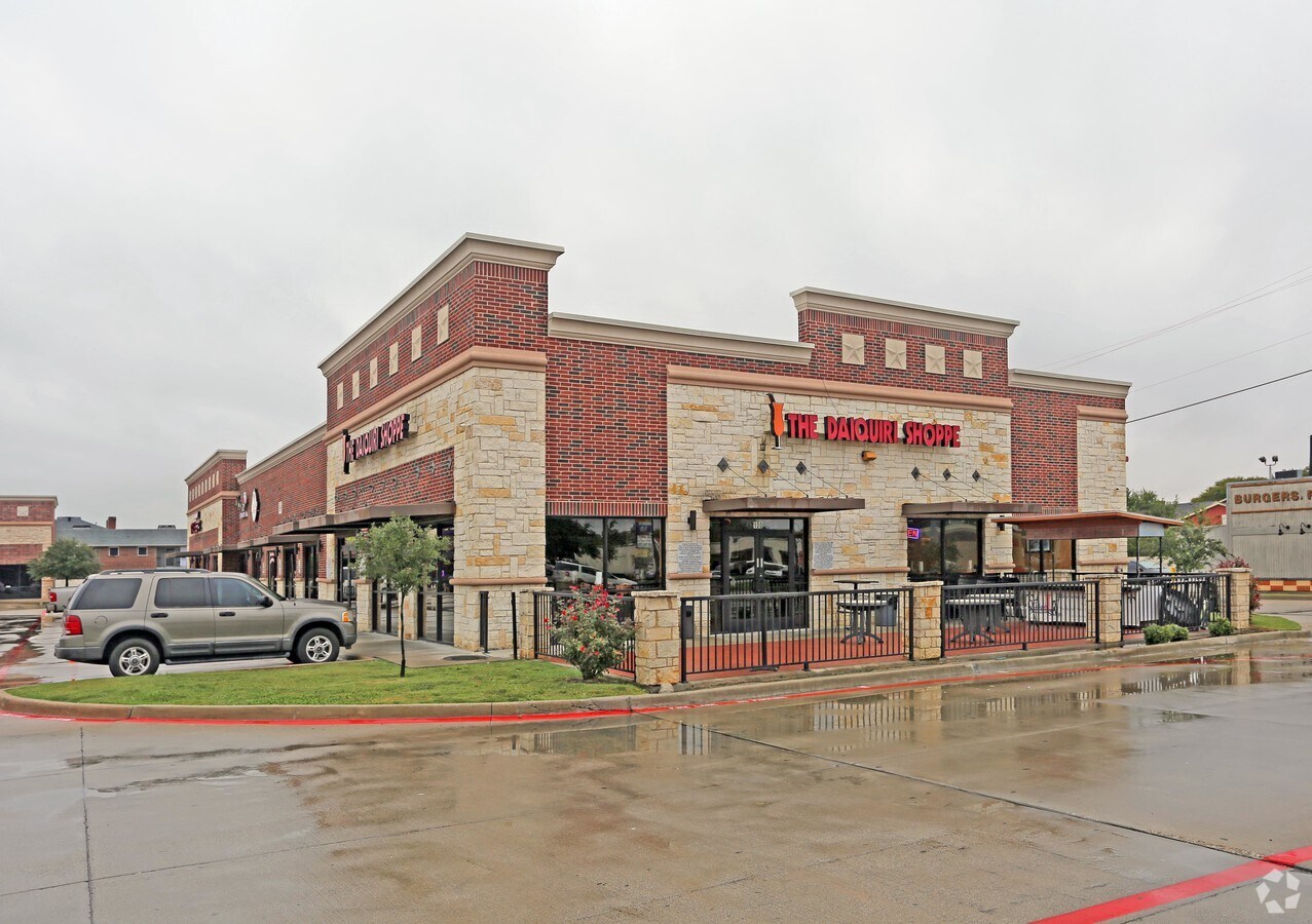 684 W Pioneer Pky, Grand Prairie, TX 75051