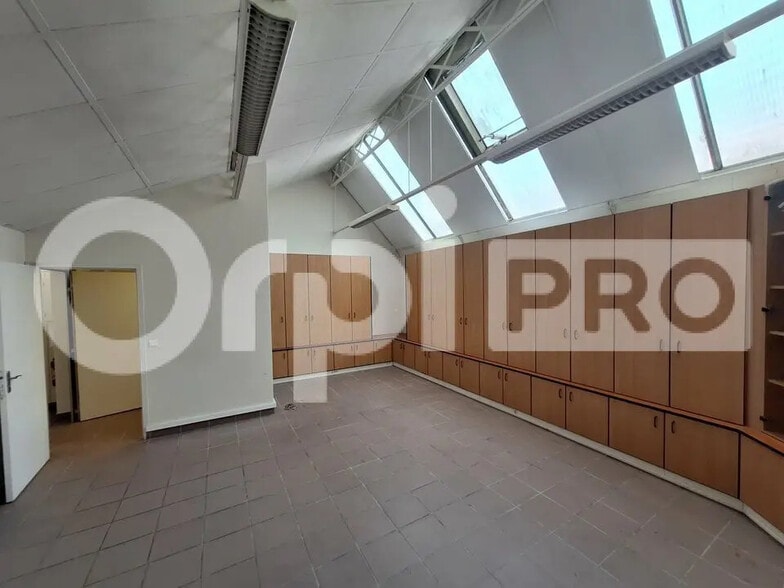 Office in Senlis for lease - Building Photo - Image 2 of 3