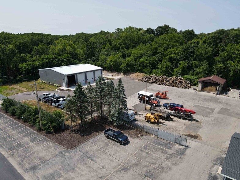 20275 W Good Hope Rd, Lannon, WI for sale - Primary Photo - Image 1 of 1