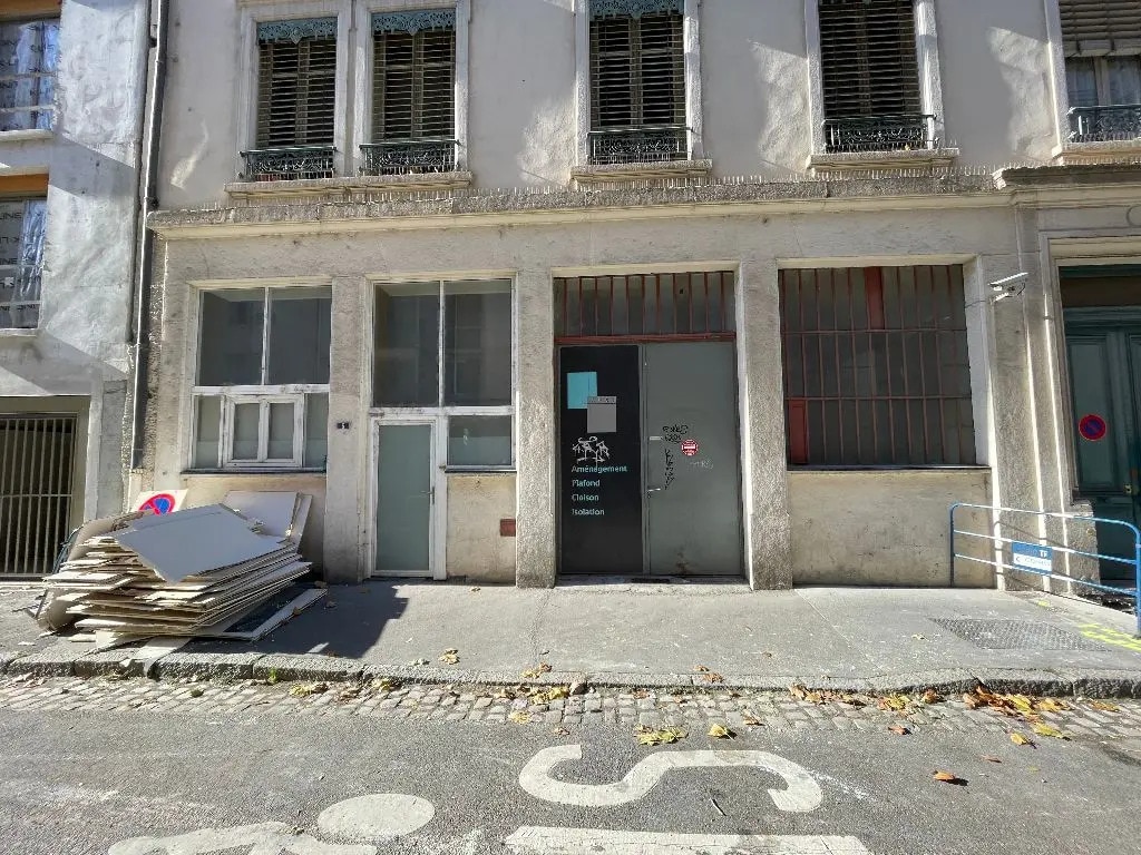 Industrial in Villeurbanne for lease Building Photo- Image 1 of 7