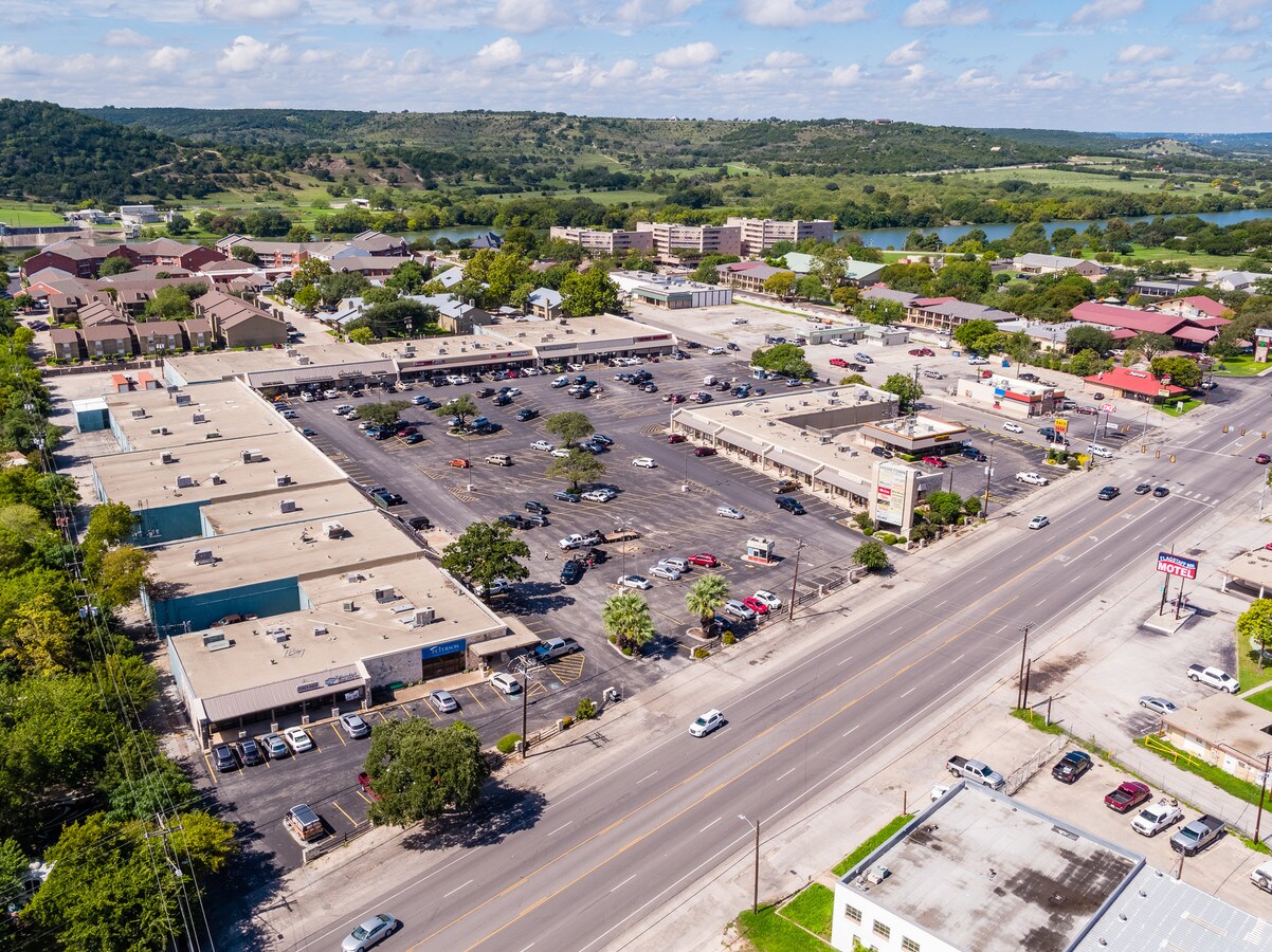 827 Junction Hwy, Kerrville, TX 78028 River Oaks Shopping Center