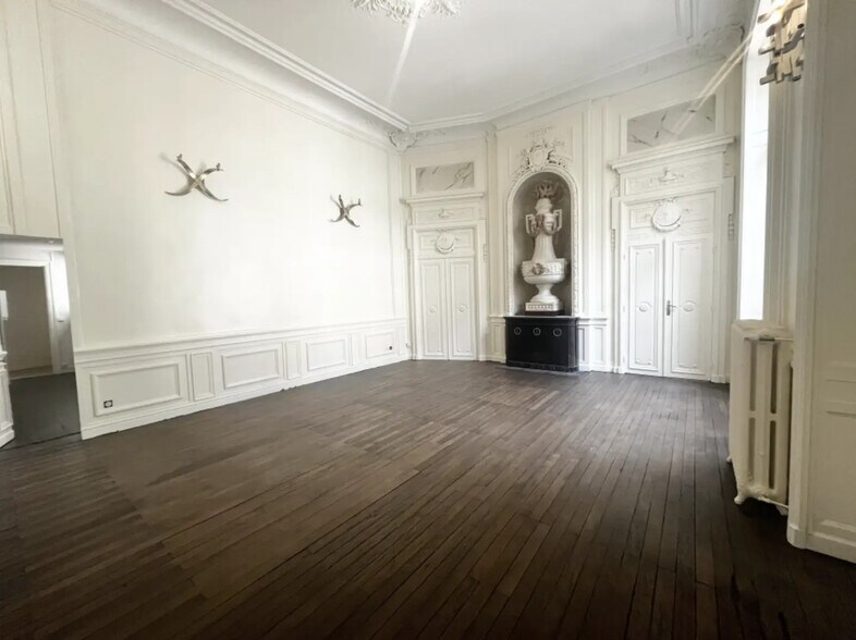 Office in Bordeaux for lease - Interior Photo - Image 2 of 7