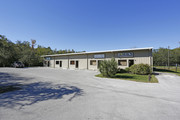 611 NE 5th Ter, Crystal River FL - Parking Garage