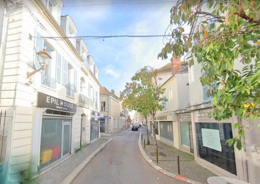 Retail in Mantes-la-Jolie for lease - Building Photo - Image 2 of 5