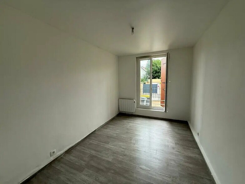 Flex in Arnouville for sale - Building Photo - Image 3 of 5