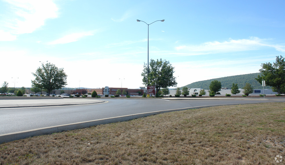 300 Lycoming Mall Cir, Muncy, PA for lease - Building Photo - Image 1 of 4