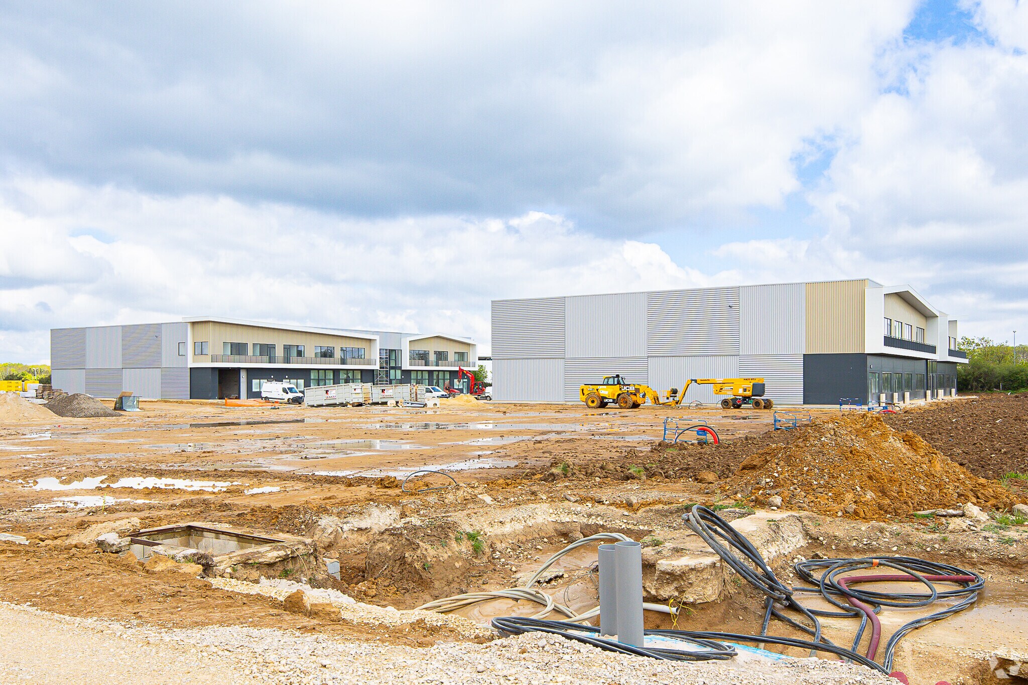 Flex in Villejust for sale Primary Photo- Image 1 of 3