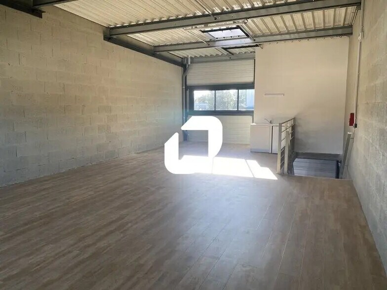 Flex in Gradignan for lease - Interior Photo - Image 2 of 3