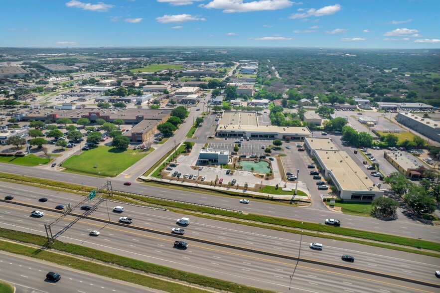 2000 N Mays St, Round Rock, TX for lease - Building Photo - Image 2 of 23