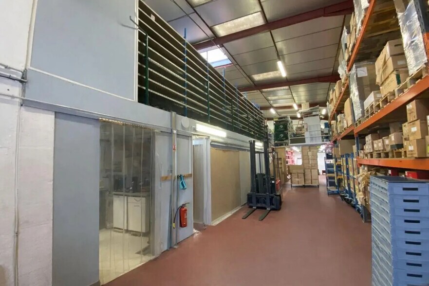 Flex in Vénissieux for sale - Building Photo - Image 2 of 9