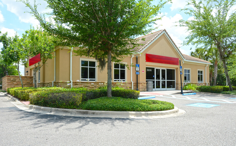 5606 Fishhawk Crossing Blvd, Lithia, FL for lease - Building Photo - Image 1 of 2