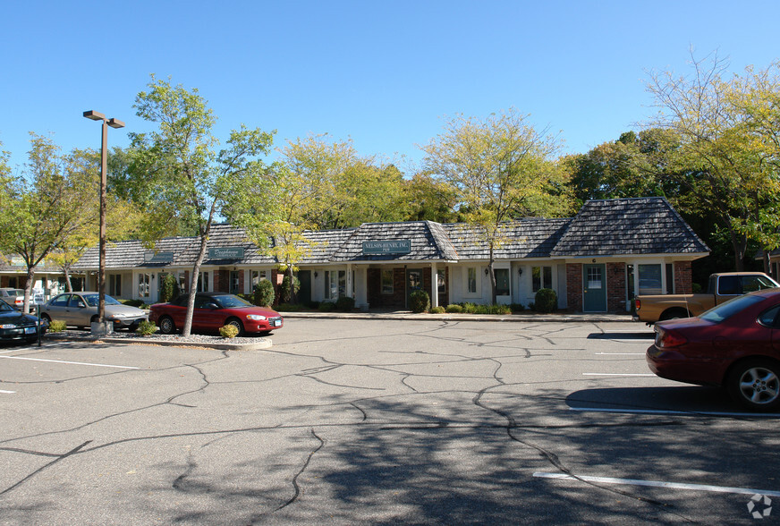 18281 Minnetonka Blvd, Deephaven, MN for sale - Building Photo - Image 1 of 1