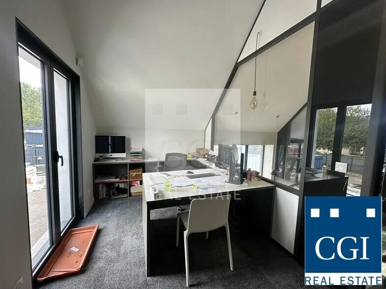 Office in Seyssinet-Pariset for lease - Interior Photo - Image 2 of 12