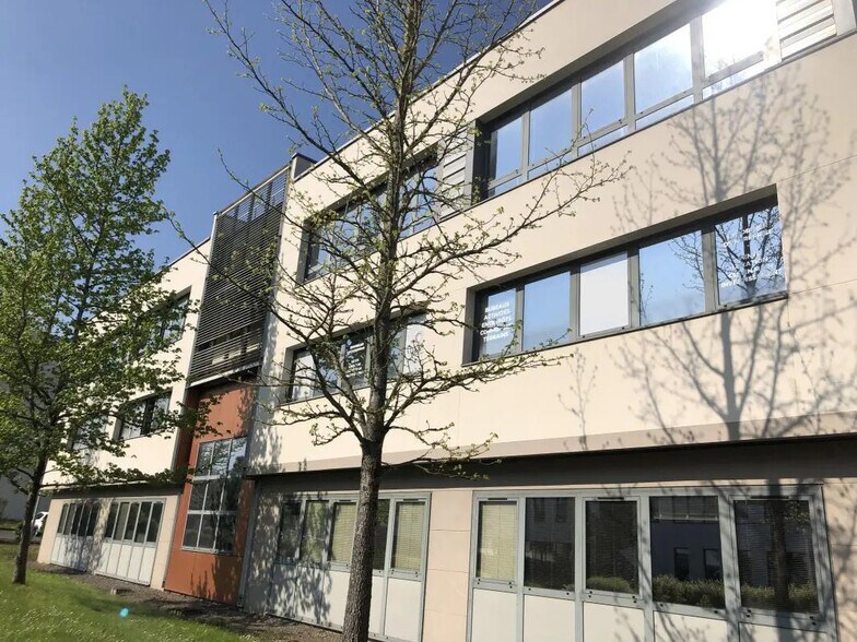 Office in Saint-Grégoire for lease - Building Photo - Image 2 of 11