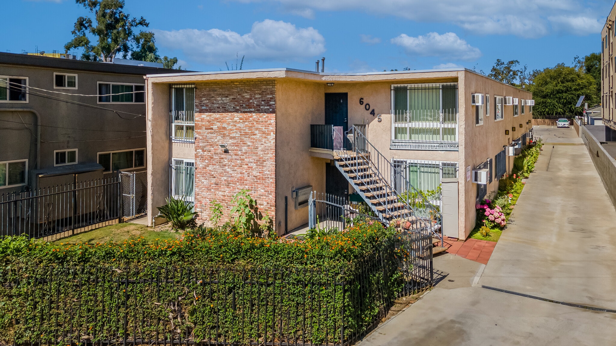 6045 Hazelhurst Pl, North Hollywood, CA for sale Building Photo- Image 1 of 21