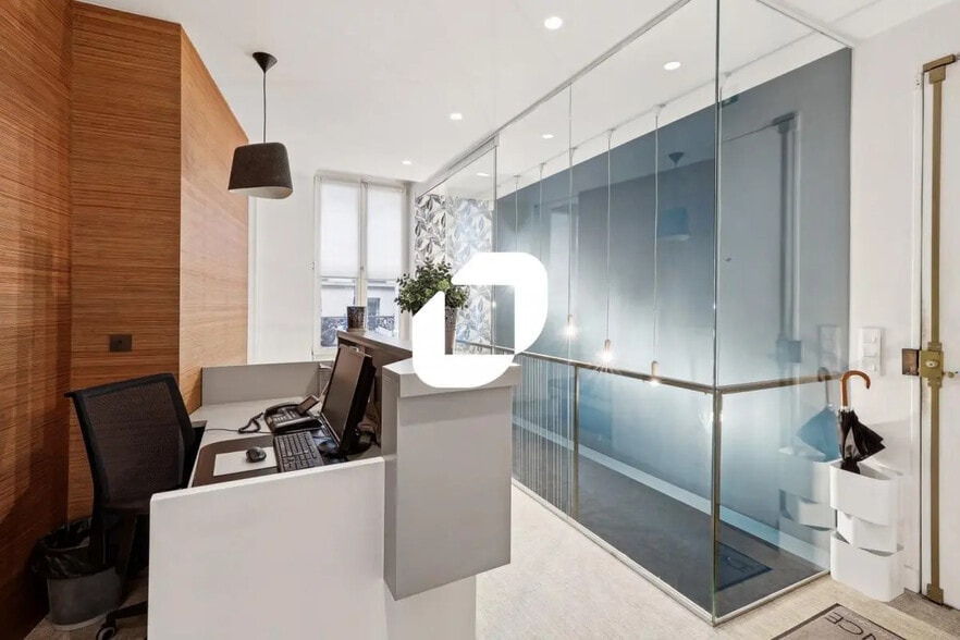 Office in Paris for lease - Interior Photo - Image 2 of 13