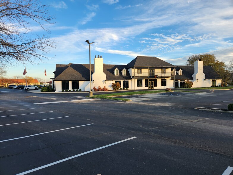 100-400 Byrd Way, Greenwood, IN for lease - Building Photo - Image 1 of 14