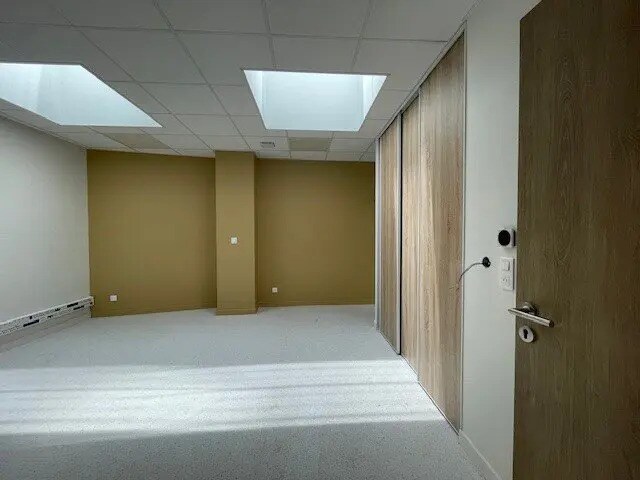 Office in Autun for lease - Interior Photo - Image 1 of 5