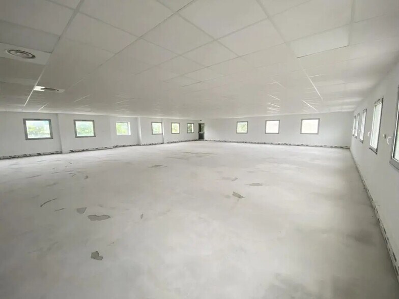 30-32 Rue Champ Dolin, Saint-Priest for sale - Interior Photo - Image 3 of 8