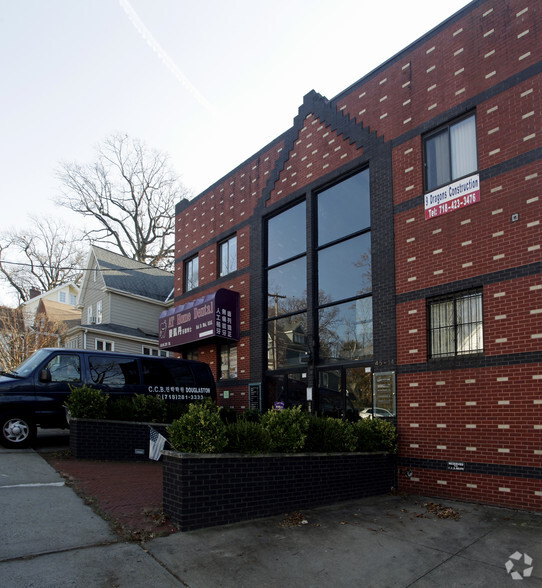 4514-45-16 251st St, Little Neck, NY for lease - Building Photo - Image 1 of 2